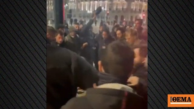Wilder Angriff von 15 Menschen in einem Demonstrator auf dem Syntagma -Platz