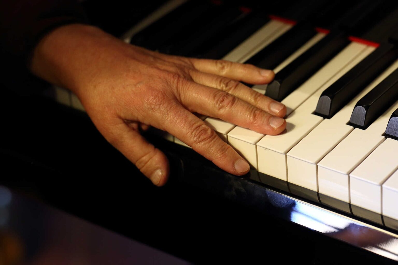 Es wurde eine Untersuchung gegen Pianist für die Einnahme von Kondom eingereicht. Anschließend eingereicht