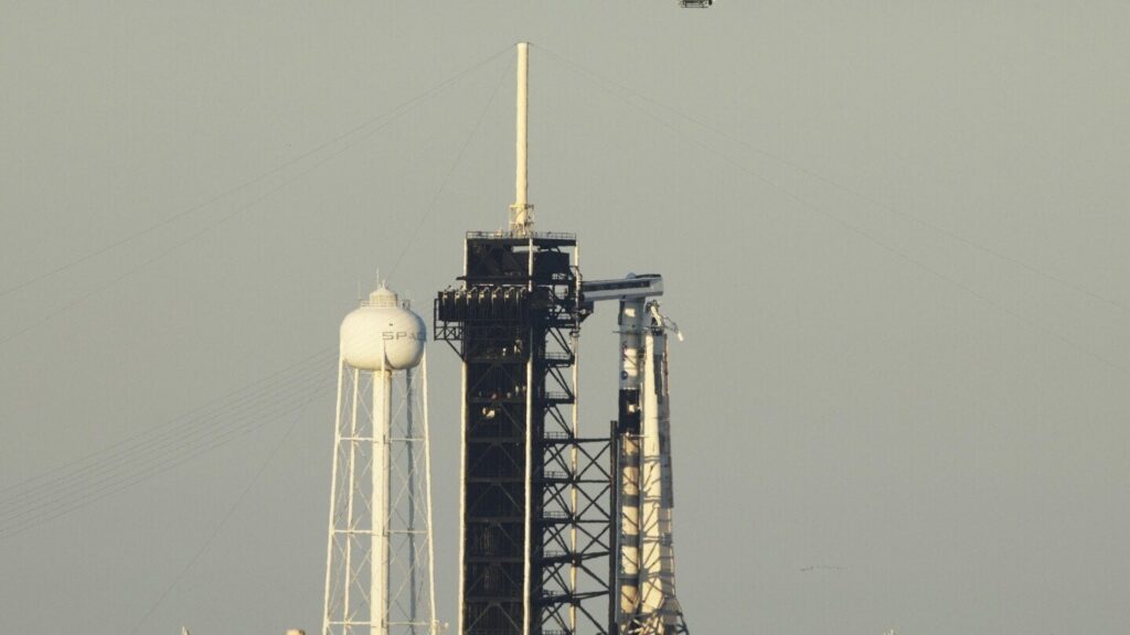 SpaceX verzögert den Flug, um NASAs festgefahrene Astronauten nach dem Startpolsterproblem zu ersetzen