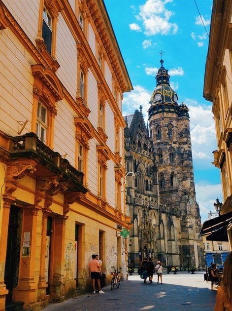 Die führende alte farbenfrohe Kosice -Stadt bedeckte uns mit einer Zeitwelle