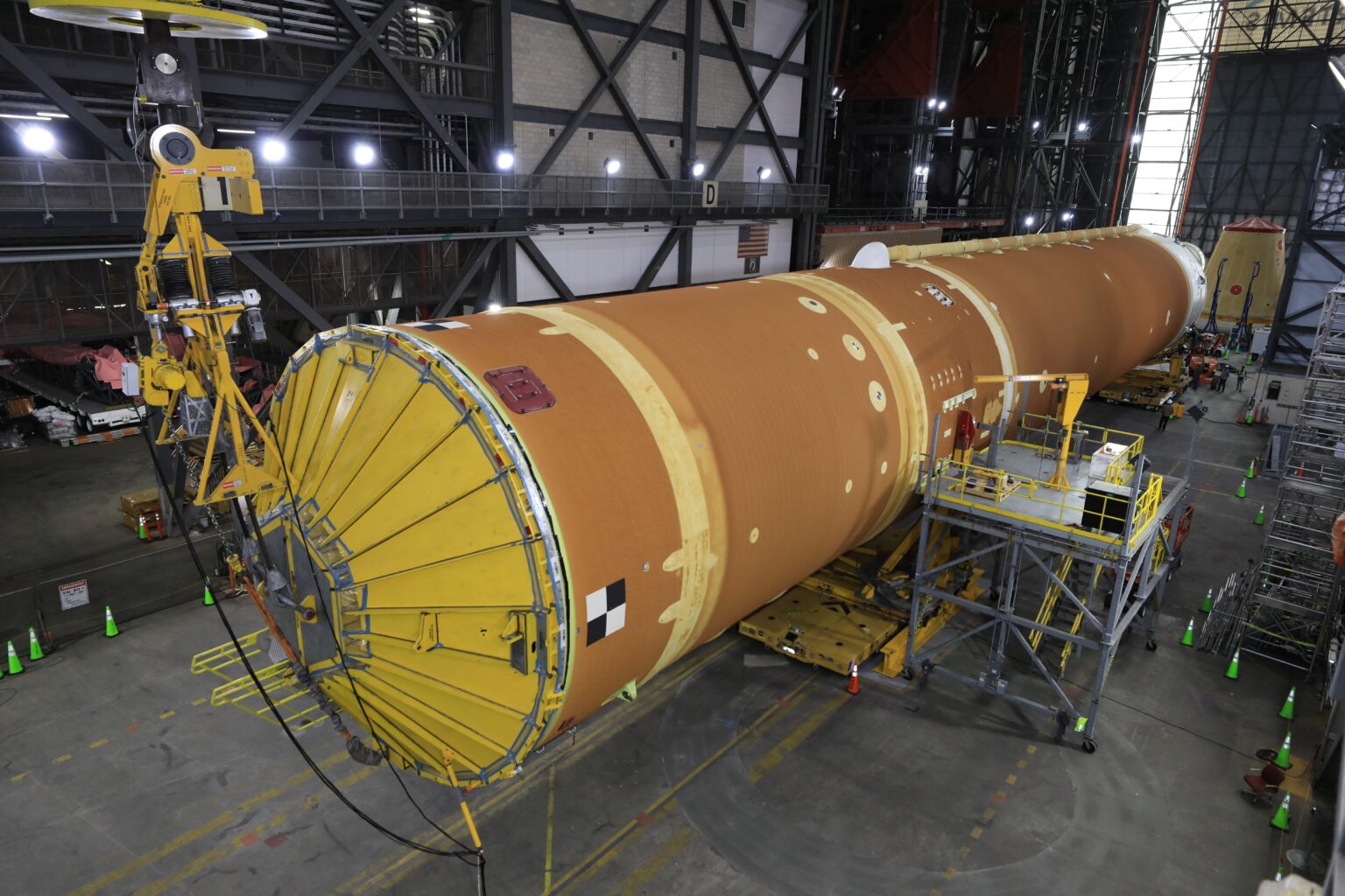 Die Kernbühne der NASA Artemis II geht vor der endgültigen Integration horizontal