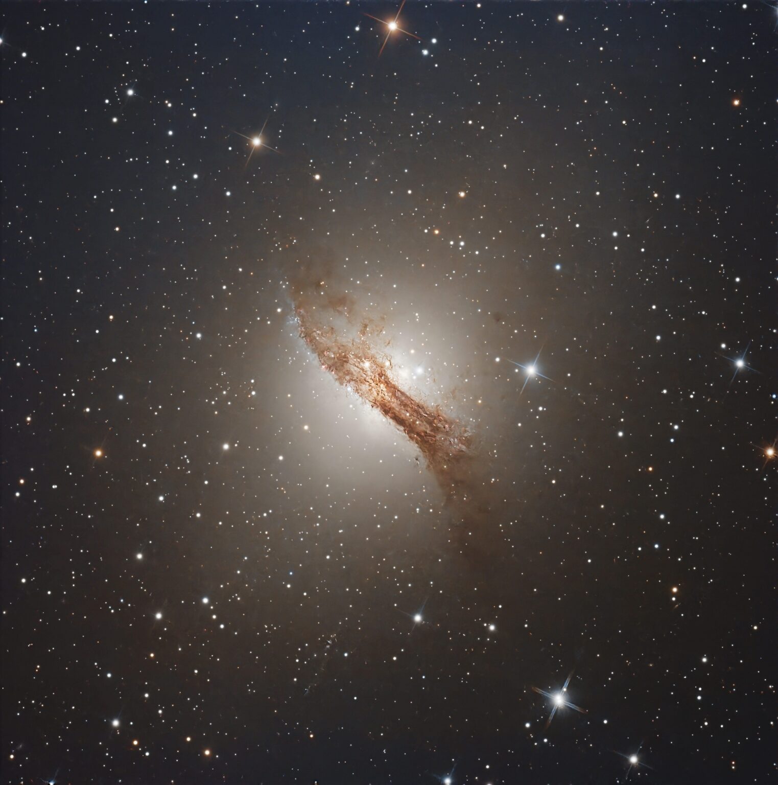 Die Aussicht auf Centaurus A aus meinem Gartengarten - eine 'eigenartige' Galaxie, die von einem supermassiven Blackhole verzehrt wird