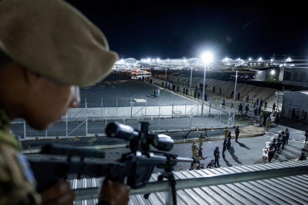 Donald Trump fordert die Justiz in Frage, indem er den Salvador der Venezolaner aus Veröffentlichung einer Bande ausweist, die verdächtigt werden