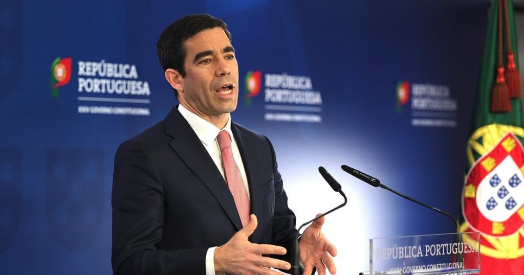 Montenegro beantwortete Fragen, die von den Parteien gesendet wurden. Leitão Amaro "verwirrt", weil PS nicht tat, was nicht