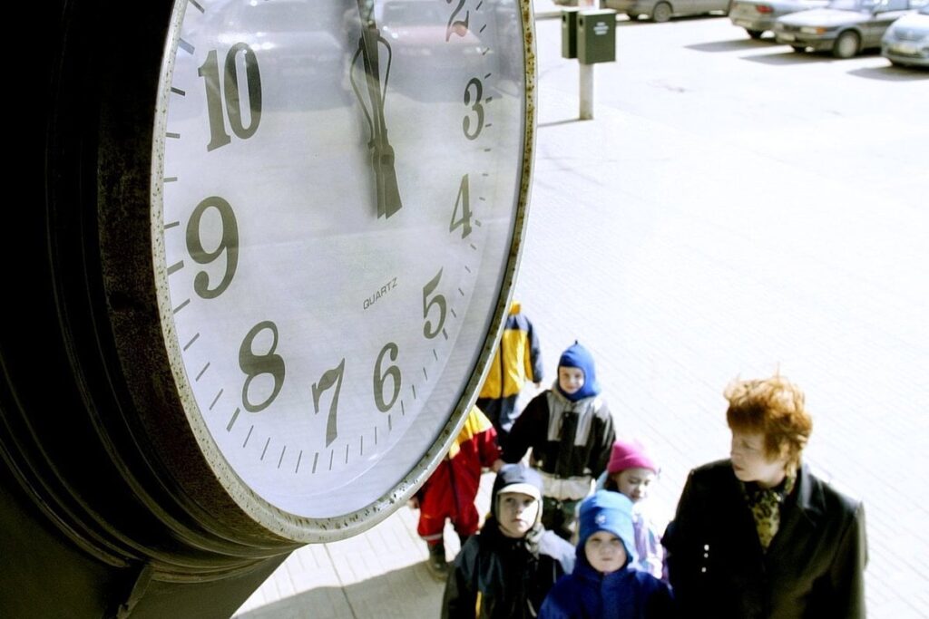 Umfrage Wie funktioniert die Uhr Drehung? Umfrage Wie funktioniert die Uhr Drehung?