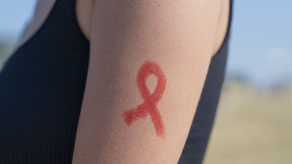 BERICHTERSTATTUNG. "Ich denke, es wird mit Atem übertragen", "Sie müssen sich bei der Geburt impfen": Eine neue Umfrage zeigt die Unkenntnis von AIDS unter jungen Menschen