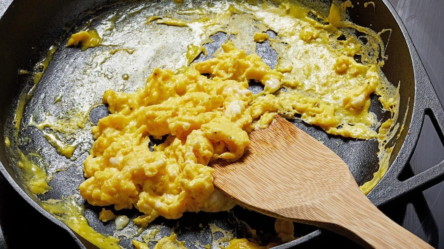 Ich suche eine Pfanne - ich möchte einmal in meinem Leben ein Omelett machen, nicht in Eierbrei. Empfehlen Sie eine sehr gute Pfanne.