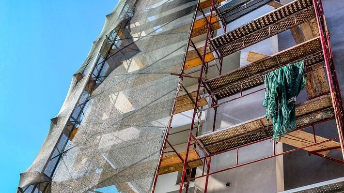 70 -jähriges (!) Erbauer fiel vom Gerüst und getötet