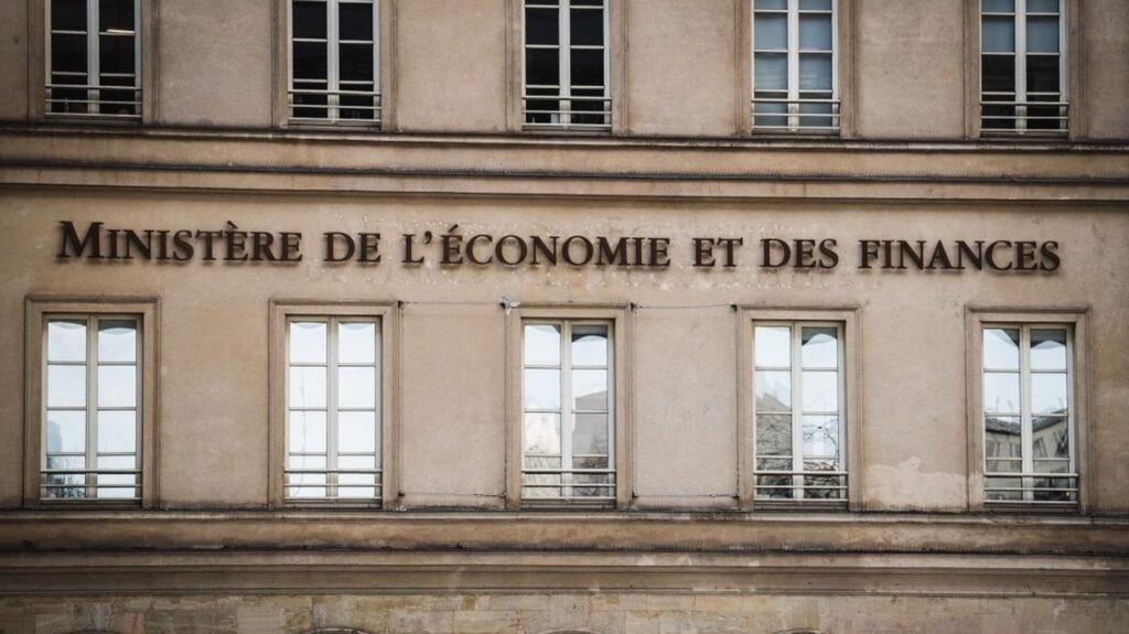 Das Ministerium für Wirtschafts- und Finanzministerium wurde in einer Umfrage zur Immobiliengeldwäsche durchsucht, die auf einen russischen Milliardär abzielte Das Ministerium für Wirtschafts- und Finanzministerium wurde in einer Umfrage zur Immobiliengeldwäsche durchsucht, die auf einen russischen Milliardär abzielte