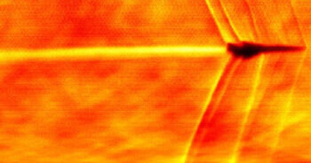 Bemerkenswerter NASA -Foto fängt den US -amerikanischen Zivilstrahl ein, in dem die Schallbarriere gebrochen wird: "macht das Unsichtbare sichtbar"