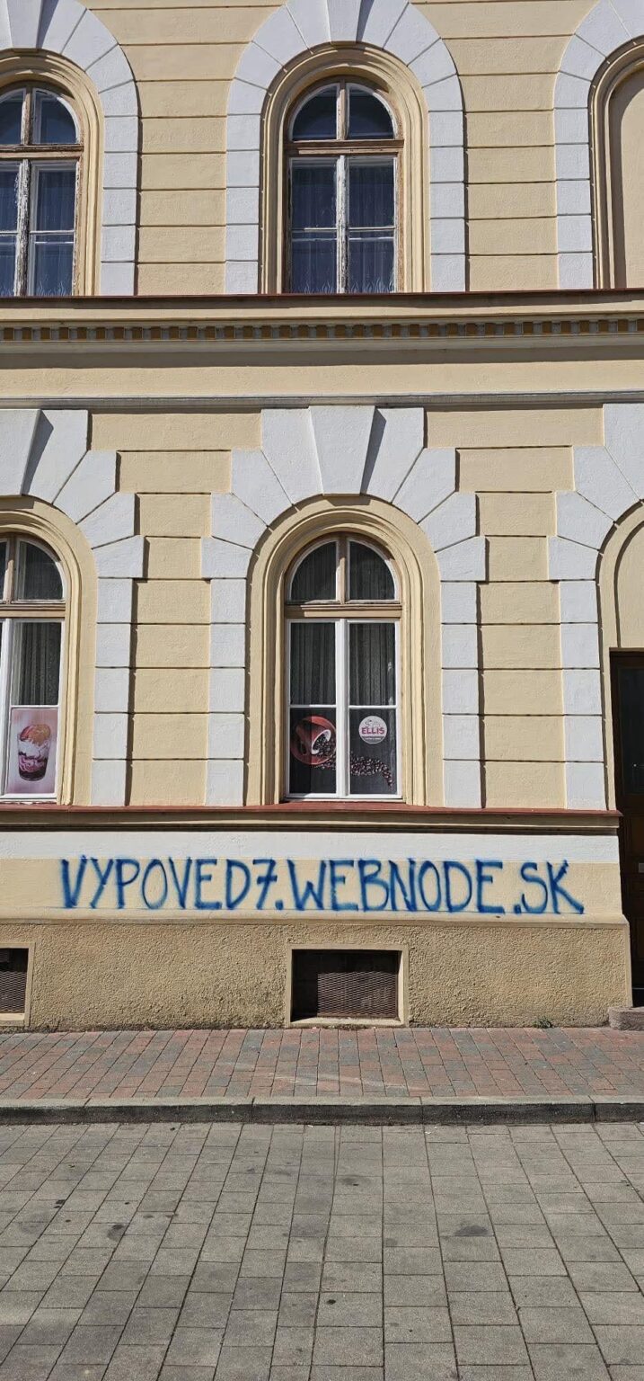 Gegen das kommunale Büro besprüht, Bánovce nad Bebravou