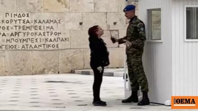 Nach der Parade verhaftetes Hausangestellte - er versuchte, missbräuchliche Slogans im Denkmal des unbekannten Soldaten abzuschreiben