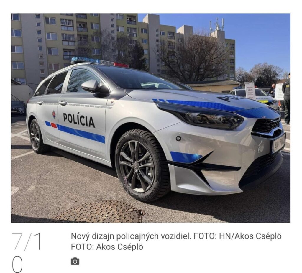 Neues Design der slowakischen Polizeiautos im Vergleich zu Russisch