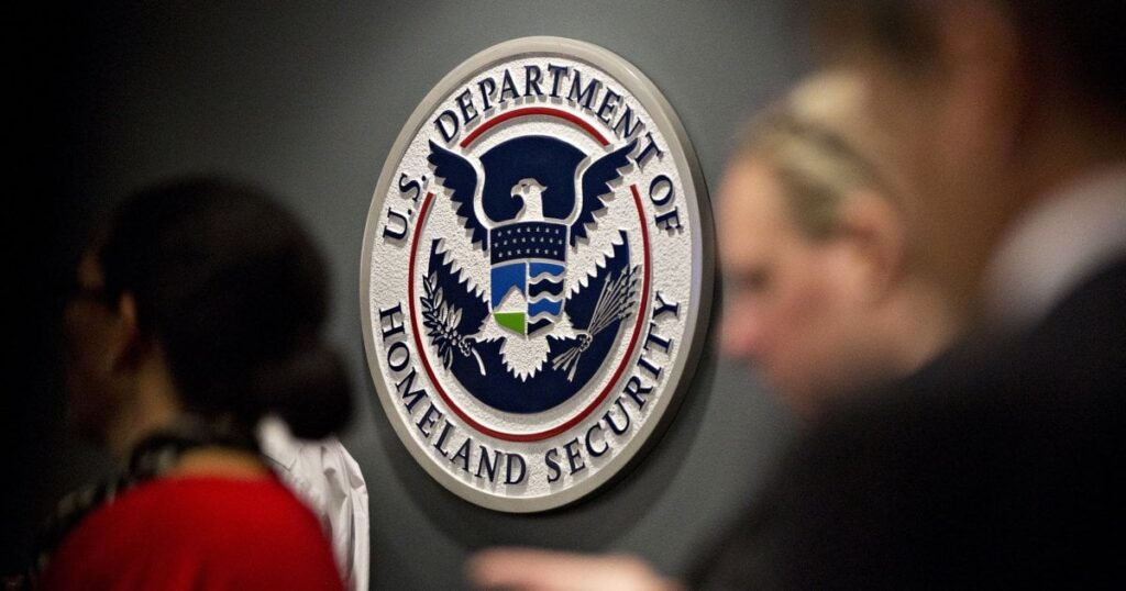 Ein Angestellter des amerikanischen Ministeriums für interne Sicherheitsrisiken ist eine starke Sanktion für versehentlich einen Journalisten zu einer Gruppen -E -Mail hinzugefügt