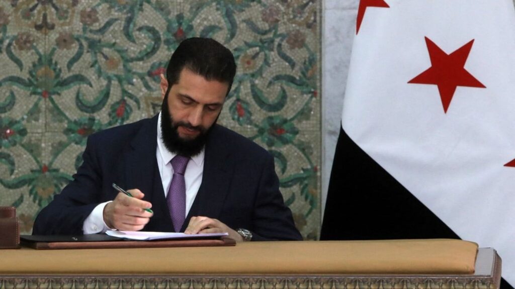 Syrien verabschiedet eine verfassungsmäßige Erklärung, die "eine breite Palette von Rechten und Freiheiten" für einen politischen Übergang von fünf Jahren garantiert