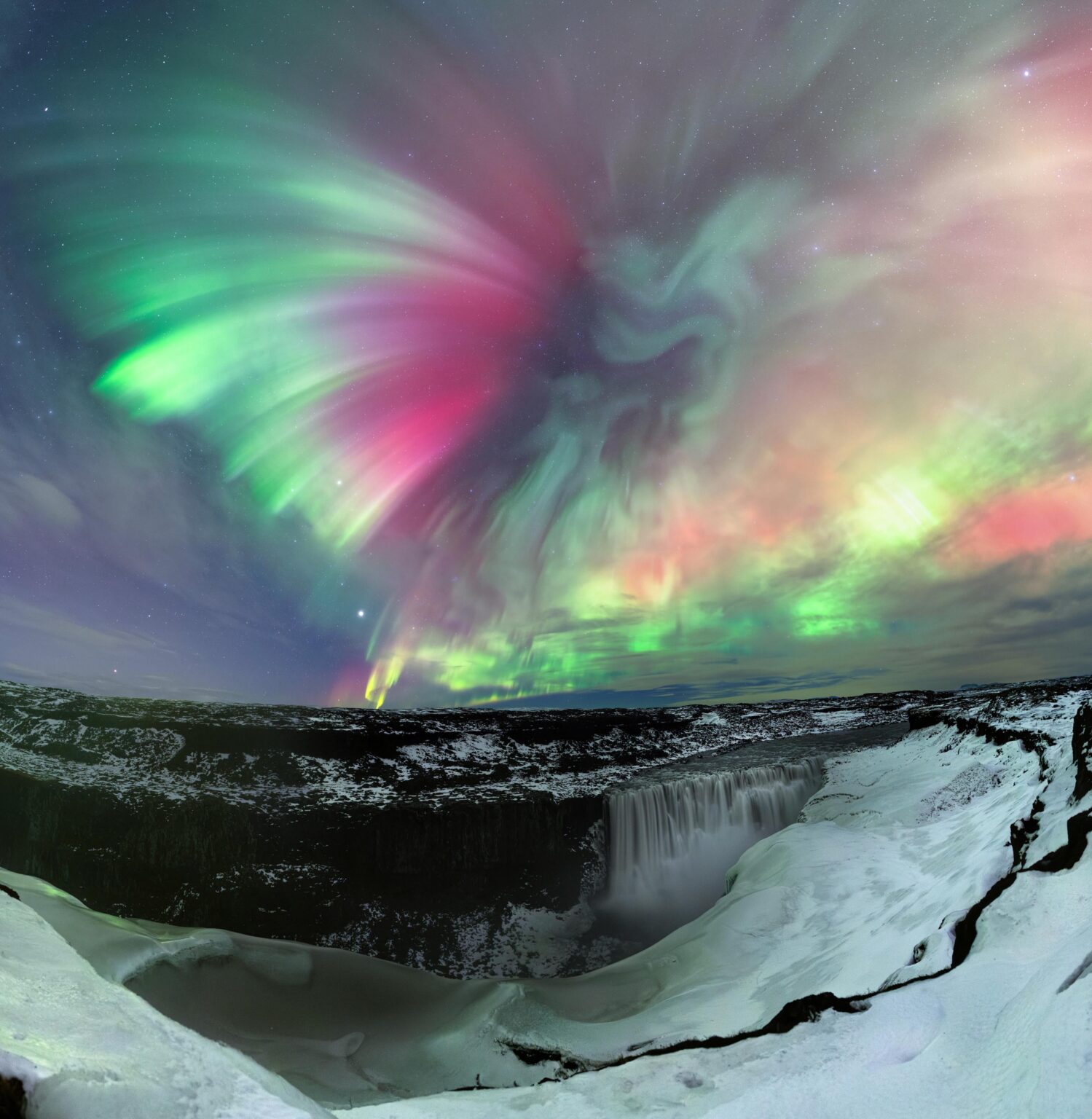 Ich habe eine Aurora in Island gefangen. Welche Form sehen Sie?
