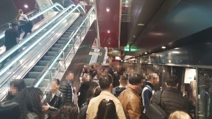 Ein weiterer Tag des Leidens und der Menschenmenge leben die Passagiere von "Metro"