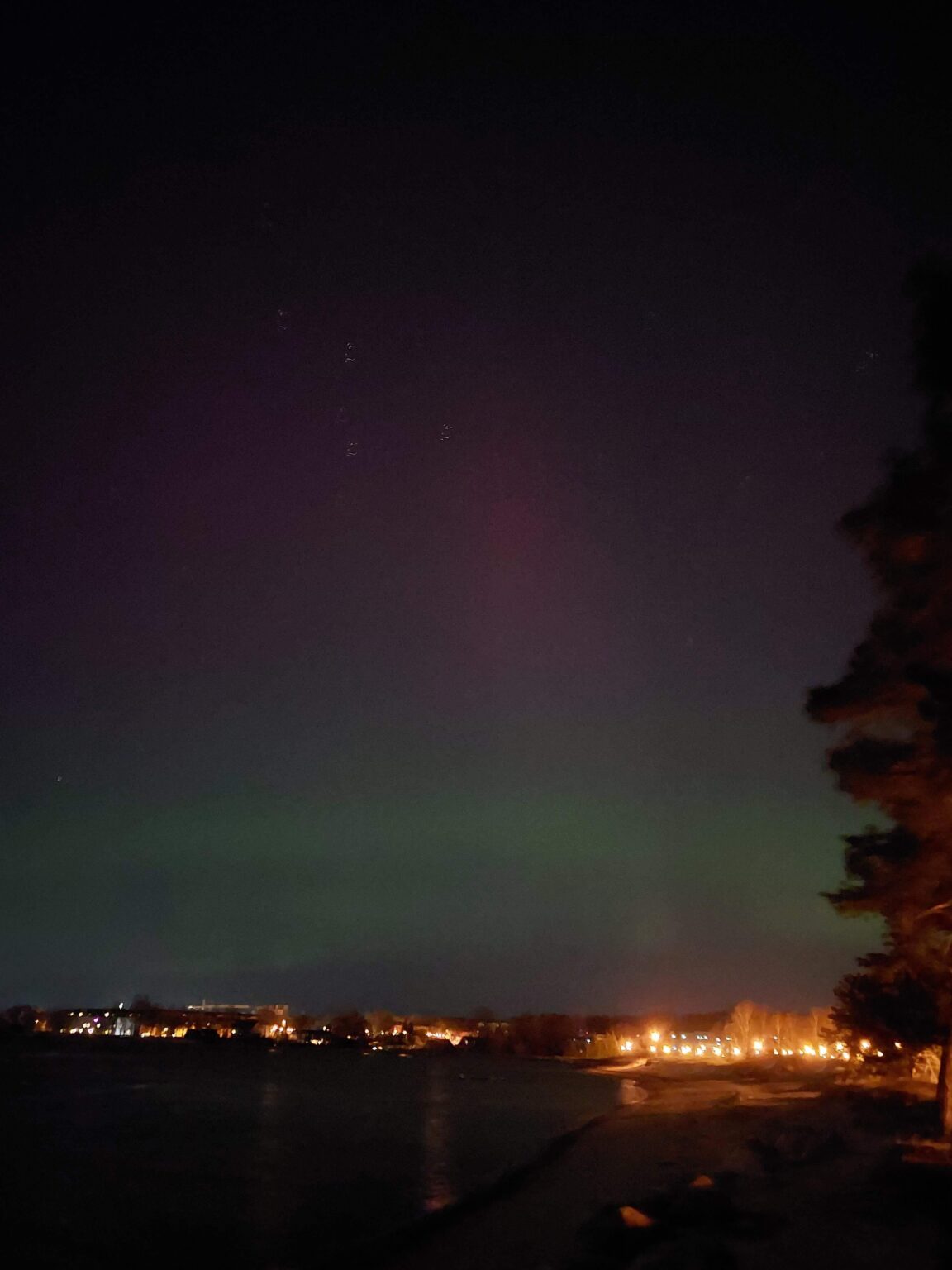 Die nördlichen Lichter sind sichtbar - ein Bild des Stroom -Strandes