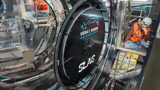 NSF -DOE Vera C. Rubin Observatory installiert die LSST -Kamera auf Teleskop