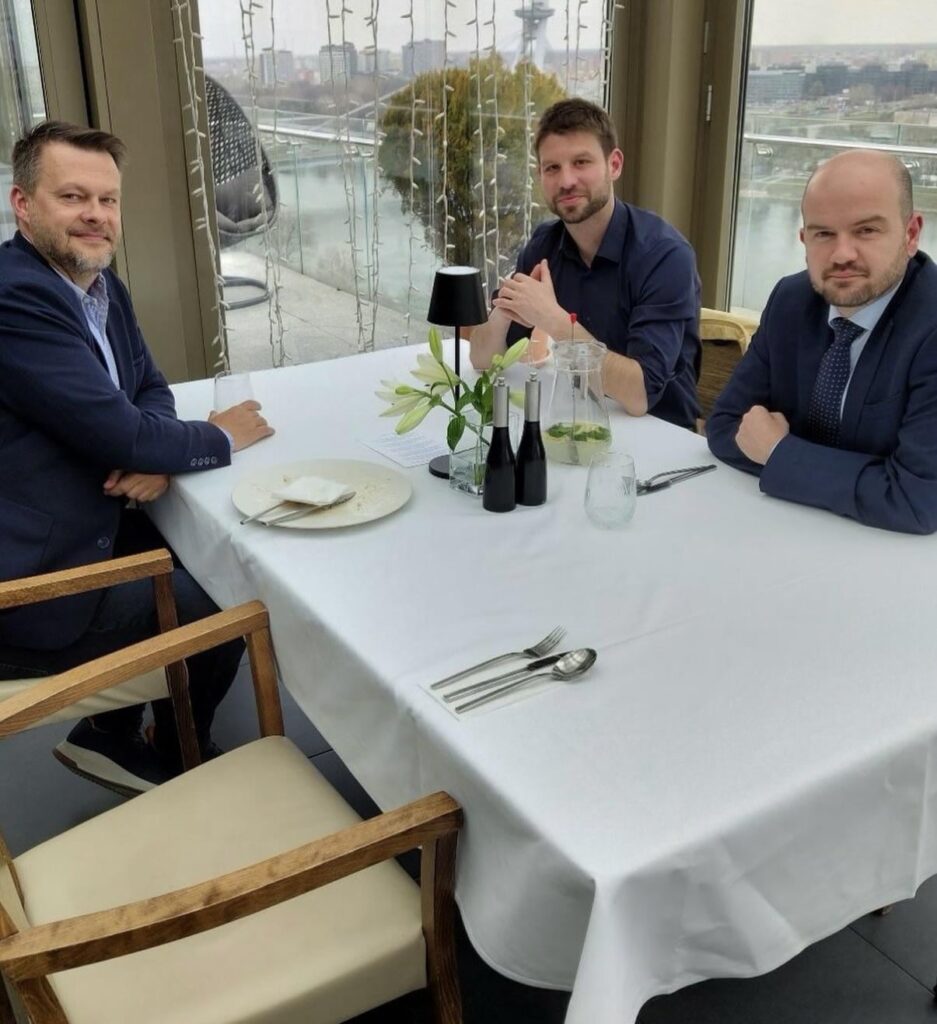 M. Simeck verhandelt mit Migal & Spol. M. Simeck verhandelt mit Migal & Spol.