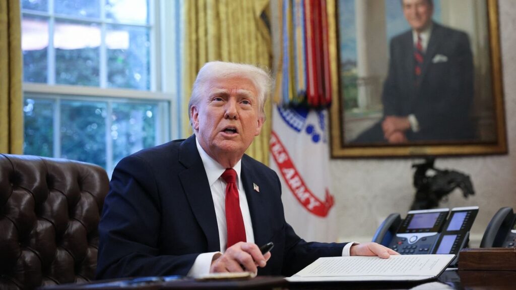 Donald Trump unterschreibt ein Dekret, um „unangemessene Ideologie“ aus bestimmten Museen zu entfernen Donald Trump unterschreibt ein Dekret, um "unangemessene Ideologie" aus bestimmten Museen zu entfernen