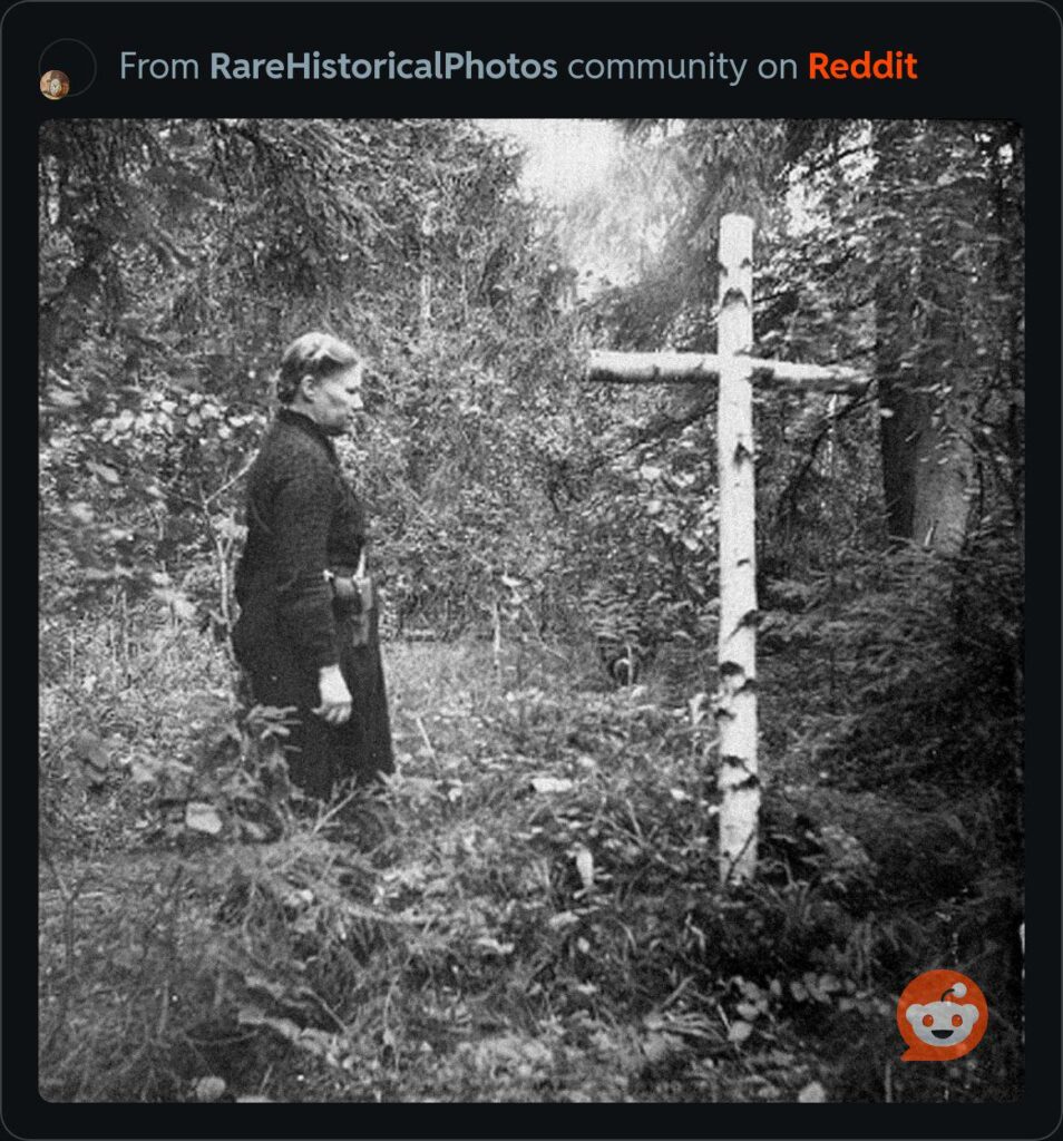 Estnische Guerilla neben dem Grab ihres gefallenen Mannes, 1954.