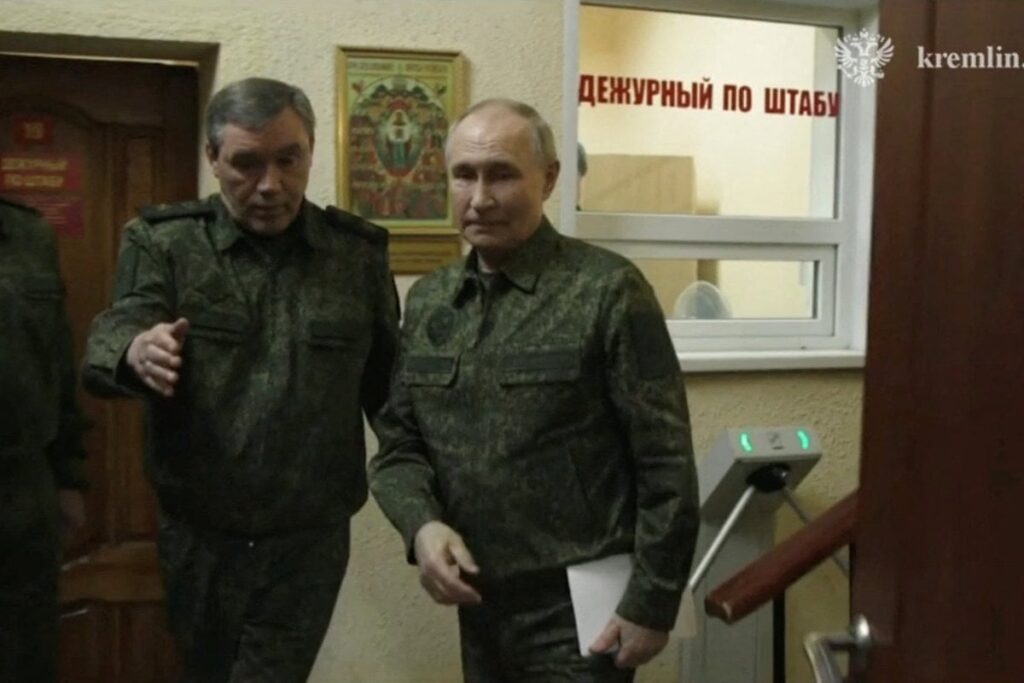 Video | Kein Waffenstillstand? Putin erschien in einer Militäruniform in Kursk