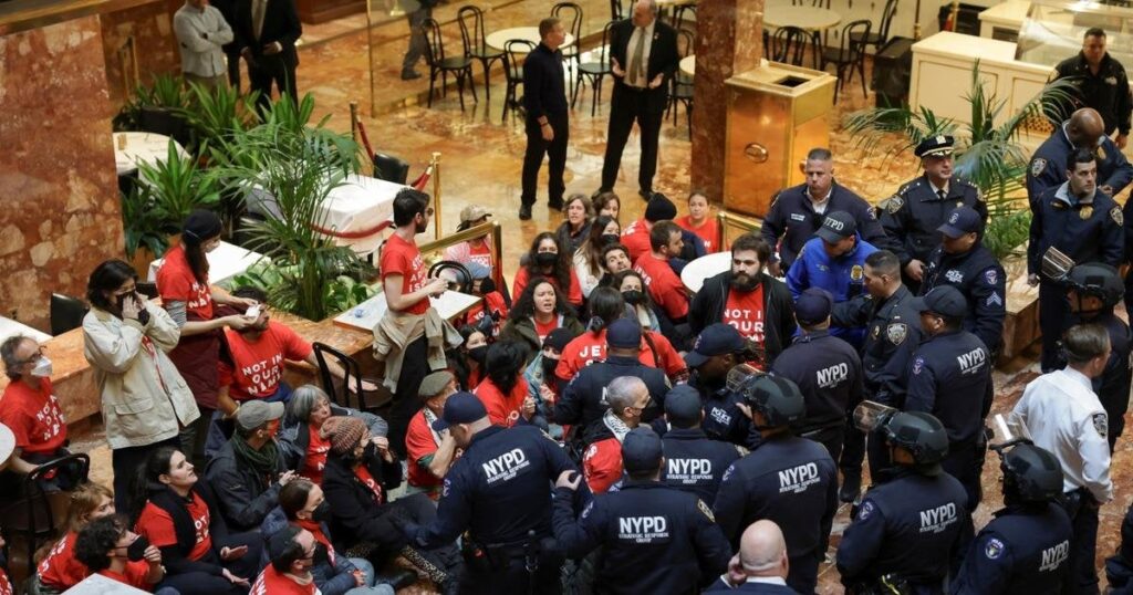 Jüdische Demonstranten dringen in die Trump Tower Hall ein, um die Freilassung des palästinensischen Aktivisten Mahmoud Khalil zu fordern Jüdische Demonstranten dringen in die Trump Tower Hall ein, um die Freilassung des palästinensischen Aktivisten Mahmoud Khalil zu fordern