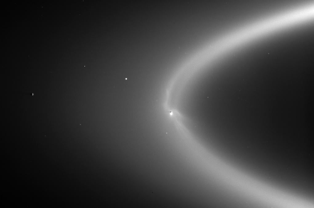 Enceladus umkreist in Saturns E-Ring, NASA 2006