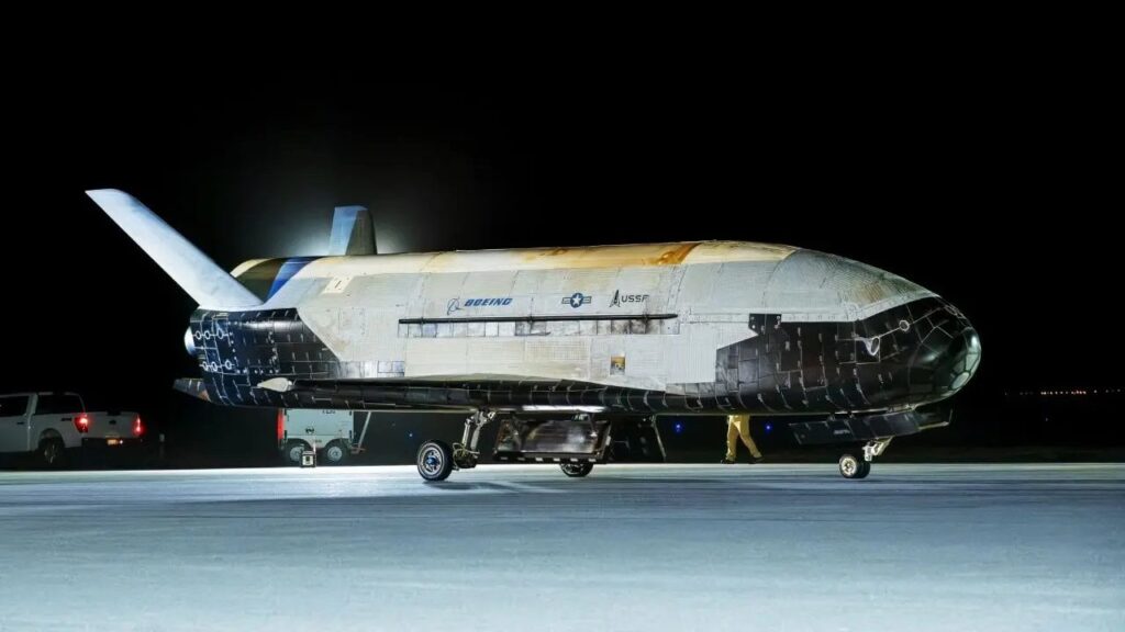 Die mysteriöse X-37B-Ebene von Space Force kehrt nach 434 Tagen im Umlaufbahn auf die Erde zurück. Die mysteriöse X-37B-Ebene von Space Force kehrt nach 434 Tagen im Umlaufbahn auf die Erde zurück.