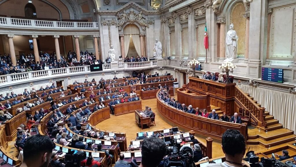 Das Parlament lehnt den Antrag auf Vertrauen ab und stürzt die Regierung der demokratischen Allianz