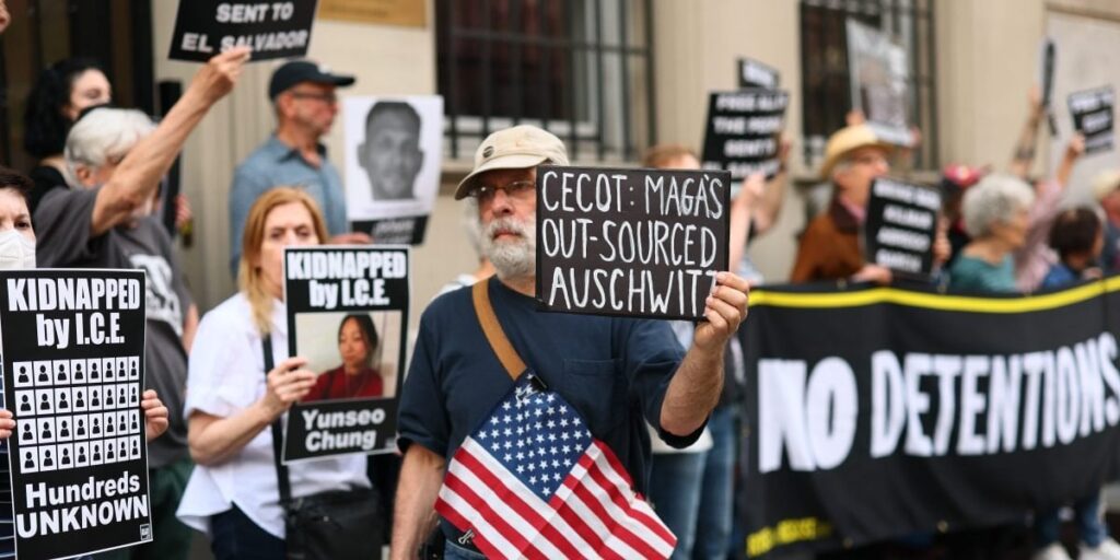 Die Richter verlangsamen Trumps faschistisches Abschiebungsregime. Jetzt verhaftet er sie dafür.