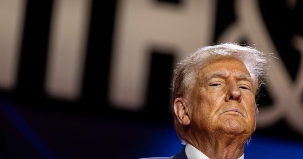 Wie auch immer Sie Angst haben, Sie haben nicht Angst genug – während der Kampagne gab Trump vor, dass sein „Diktator an Tag 1“ nur ein Witz war. Einhundert Tage später ist klar, dass er nicht scherzte. Wie auch immer Sie Angst haben, Sie haben nicht Angst genug - während der Kampagne gab Trump vor, dass sein „Diktator an Tag 1“ nur ein Witz war. Einhundert Tage später ist klar, dass er nicht scherzte.