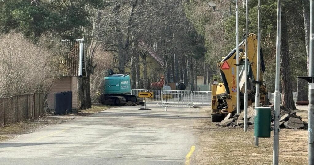 Fotos: In der Hauptstraße von V’su wurde ein Sprengstoff gefunden. Der Mittelbereich war für den Verkehr gesperrt Fotos: In der Hauptstraße von V'su wurde ein Sprengstoff gefunden. Der Mittelbereich war für den Verkehr gesperrt