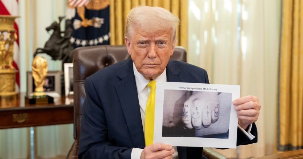 Internet-Sleuths schlucken Trump für den Photoshopping MS-13 Tat auf deportierte Papas Hand-Trump behauptete, dass Kilmar Abrego Garcia „MS-13 auf seine Knöchel tätowiert habe“. Social -Media -Nutzer treiben zurück. Internet-Sleuths schlucken Trump für den Photoshopping MS-13 Tat auf deportierte Papas Hand-Trump behauptete, dass Kilmar Abrego Garcia „MS-13 auf seine Knöchel tätowiert habe“. Social -Media -Nutzer treiben zurück.