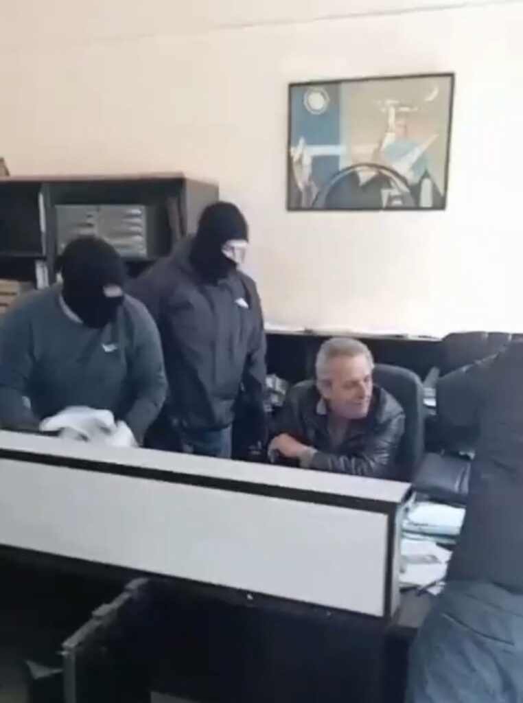 Intervention im Büro des Vresnet -Besitzers Hercules Bamza in Kallithea zur Entlassung von Schwangerschaft