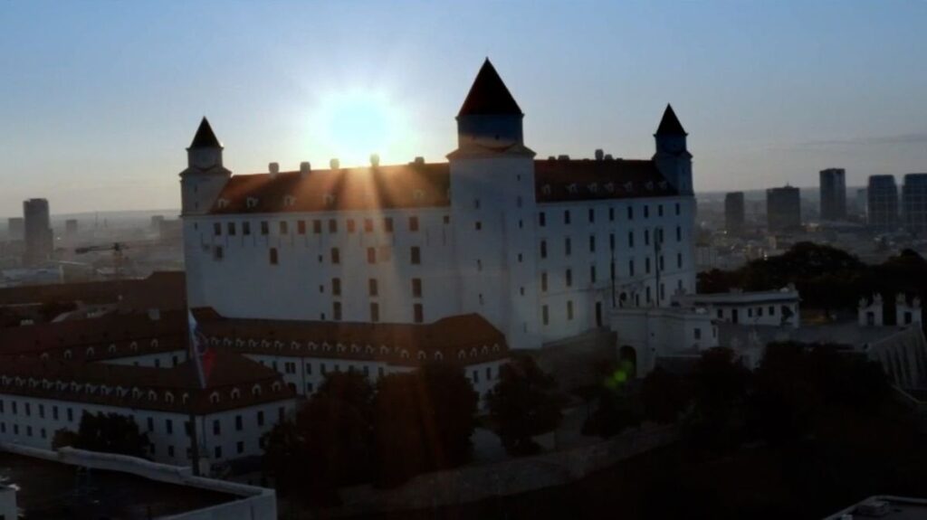 Das ungarische Staatsfernsehen überträgt die Nationalhymne mit Filmmaterial nach Bratislava Castle