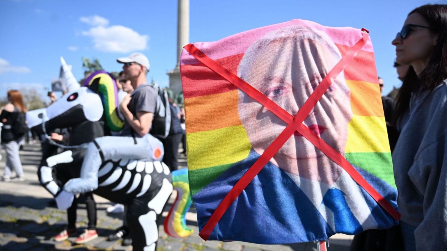 Ungarn: Das Parlament verabschiedet eine Verfassungsänderung, die sich mit LGBT+ -Peoper und Binationalitäten abzielt Ungarn: Das Parlament verabschiedet eine Verfassungsänderung, die sich mit LGBT+ -Peoper und Binationalitäten abzielt