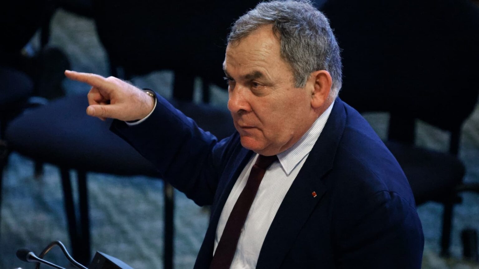 BFMTV Info. Senator LR Francis Szpiner, der verdächtigt wurde, soziale Wohnungen gegen sexuelle Gefälligkeiten zugewiesen zu haben BFMTV Info. Senator LR Francis Szpiner, der verdächtigt wurde, soziale Wohnungen gegen sexuelle Gefälligkeiten zugewiesen zu haben