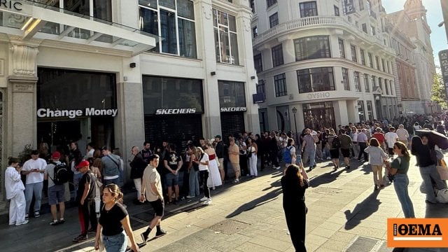 Touristen in Spanien in Börsen, um Euro in Banknoten zu erhalten