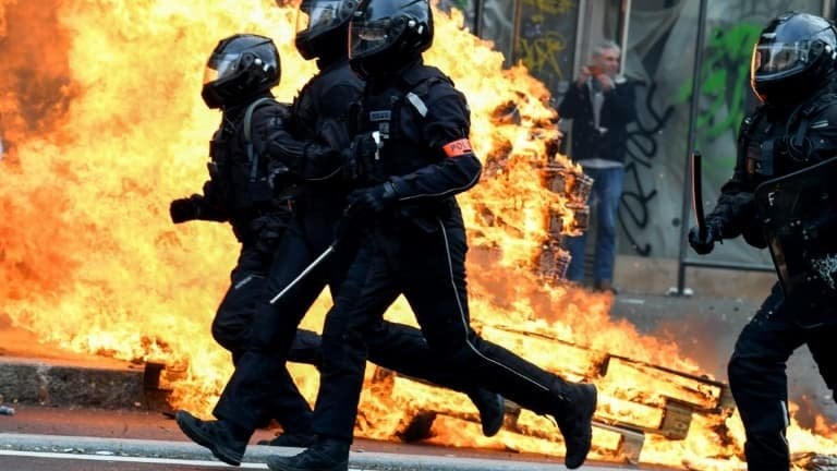 Die BRAV-M-Polizei versuchte Gewalt am Rande einer Demonstration in Paris [en mars 2023]
