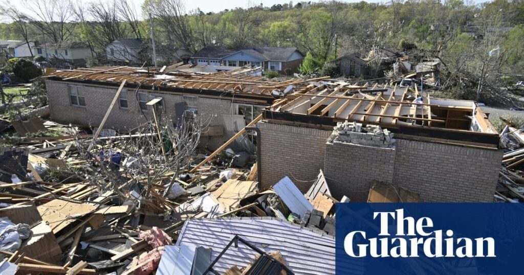 Trump bestreitet die Hilfe von Arkansas nach Stürmen, bei denen mehr als 40 Menschen getötet wurden