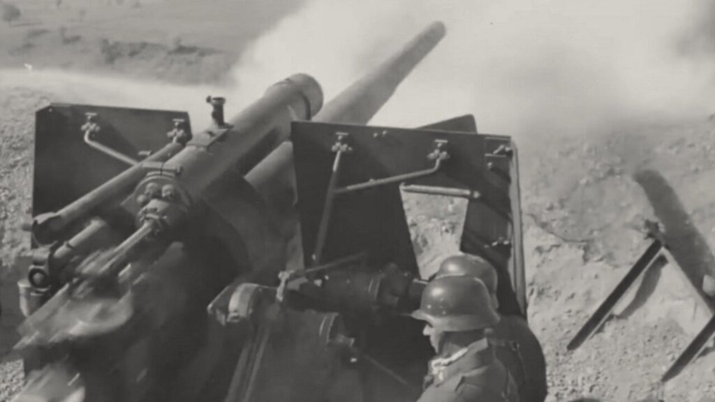 8,8 cm Flak 18 Batterie, die die Artillerieunterstützung für deutsche Streitkräfte zusammen mit Stuka -Tauchbomber während der Invasion in Griechenland im Jahr 1941 bietet