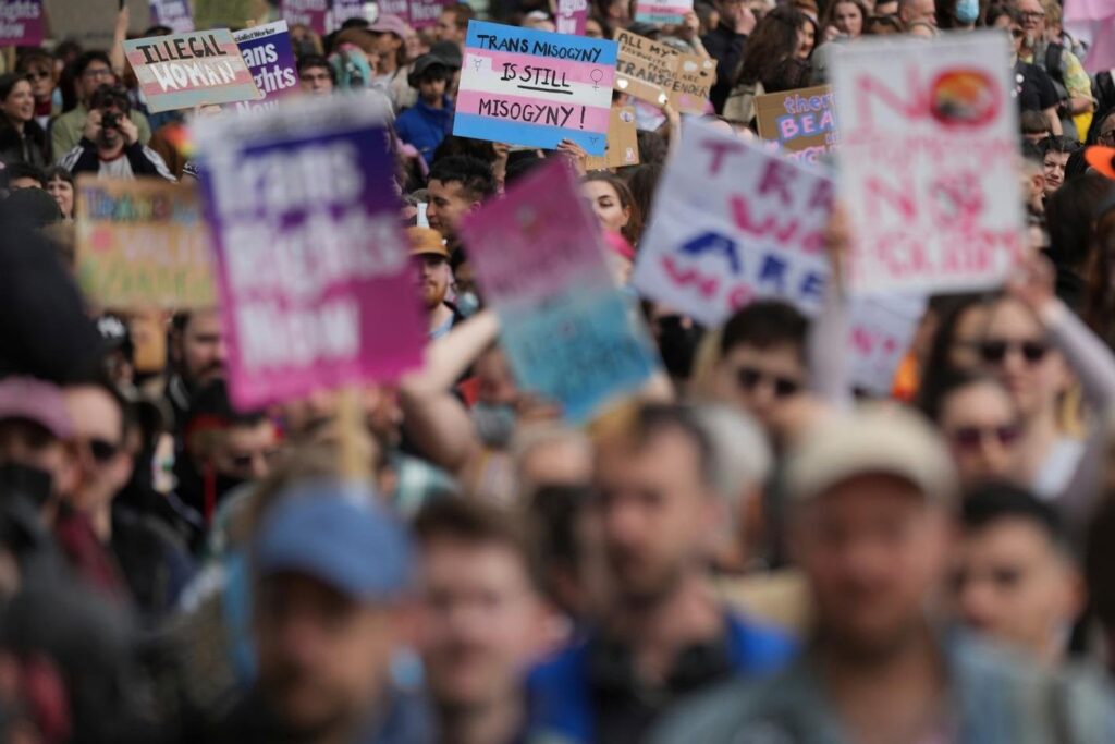 In London Tausende Demonstranten für die Rechte von Transgender -Personen