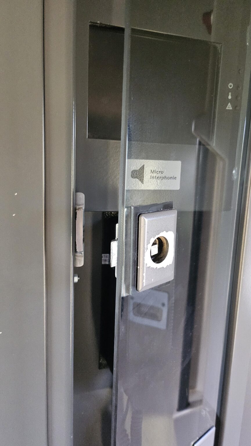 Der Vorstand ließ die Gegensprechanlage des Zuges nach seiner Ankündigung offen. Was mache ich als Ankündigung?