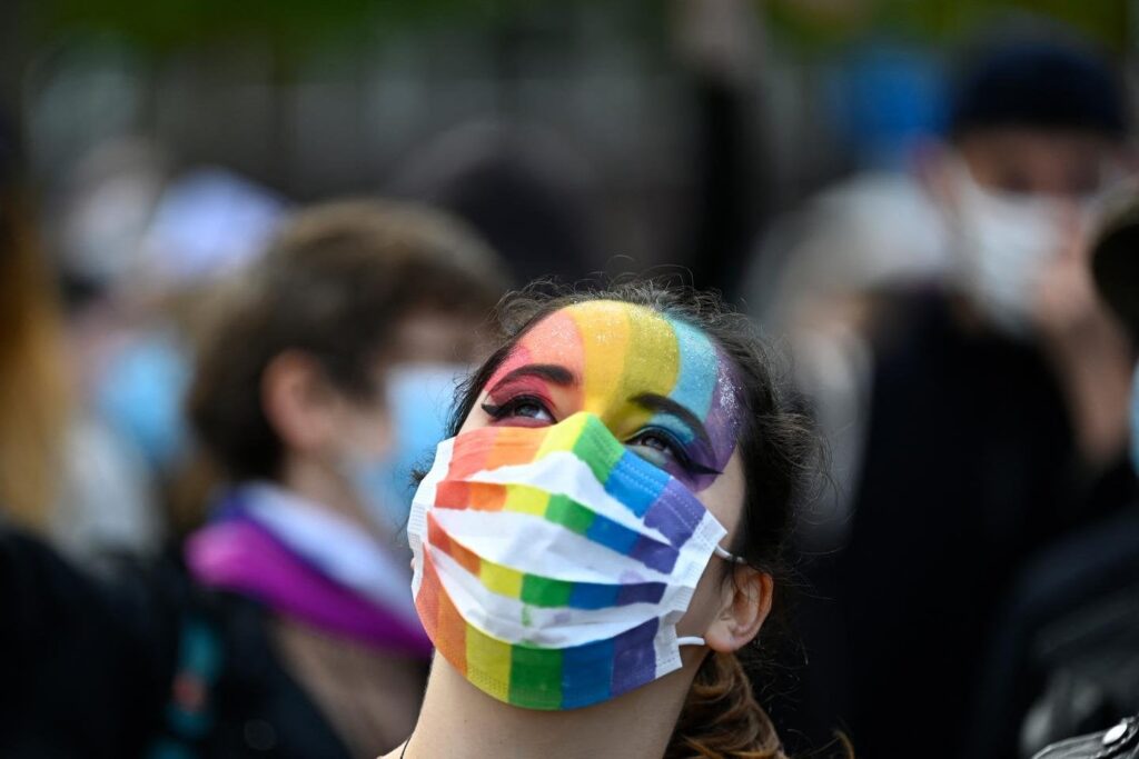 Laut einer Studie der INED hält sich eine von fünf junge Frauen nicht als heterosexuell an