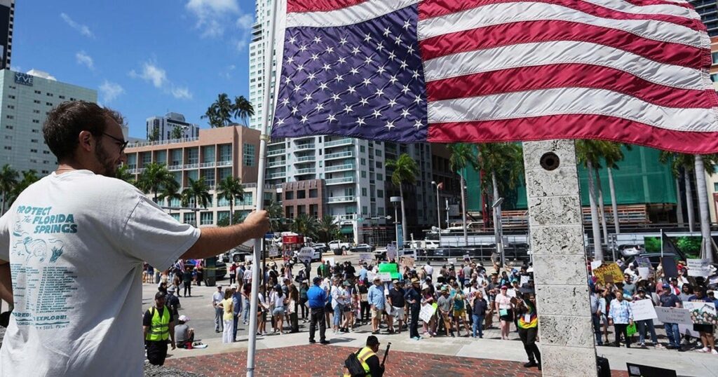 "Keine Könige": Demonstranten im ganzen Land marschieren gegen Trump, Musk