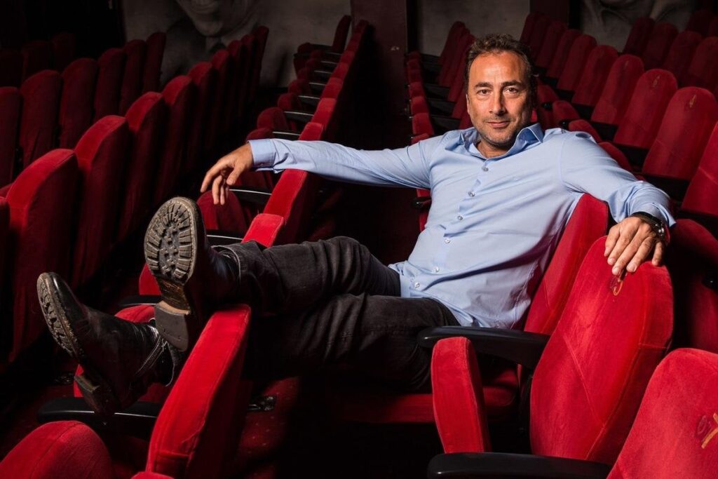 „Er benutzte seine Macht, um meine Gefälligkeiten zu erlangen“: Alil Vardar, der König des Theaters von Boulevard, beschuldigt von zwanzig Schauspielerinnen "Er benutzte seine Macht, um meine Gefälligkeiten zu erlangen": Alil Vardar, der König des Theaters von Boulevard, beschuldigt von zwanzig Schauspielerinnen