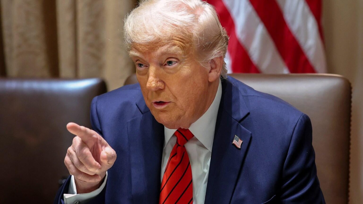 Trump greift den Obersten Gerichtshof an, sagt Amerika, „kann nicht jedem ein Gerichtsverfahren geben“ – der Präsident hat die Richter dafür verprügelt, dass er seine jüngsten Abschiebungen gestoppt hat und gleich Trump greift den Obersten Gerichtshof an, sagt Amerika, "kann nicht jedem ein Gerichtsverfahren geben" - der Präsident hat die Richter dafür verprügelt, dass er seine jüngsten Abschiebungen gestoppt hat und gleich