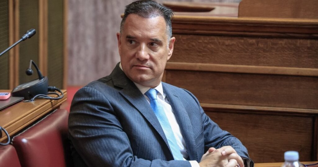 Erneuert nach Haarimplantation Adonis Georgiadis